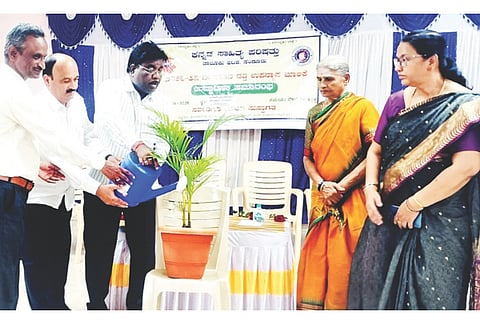 ಸಂಡೂರಿನಲ್ಲಿ ಕಸಾಪ ದತ್ತಿ ಉಪನ್ಯಾಸಗಳ ಸರಣಿ ಉದ್ಘಾಟನಾ ಸಮಾರಂಭಕ್ಕೆ ಉಪನ್ಯಾಸಕ ಡಾ. ಯು.ಶ್ರೀನಿವಾಸ ಮೂರ್ತಿ ಚಾಲನೆ ನಿಡಿದರು. ಬಿಇಒ ಡಾ. ಐ.ಆರ್.ಅಕ್ಕಿ, ಕಸಾಪ ತಾಲೂಕು ಅಧ್ಯಕ್ಷ ಬಿ.ನಾಗನಗೌಡ, ದತ್ತಿ ದಾನಿ ಎಡಿಯೂರು ವಸಂತಮ್ಮ, ಮುಖ್ಯಶಿಕ್ಷಕಿ ಜ್ಯೋತಿ ಬಾಯಿ ಇದ್ದರು.