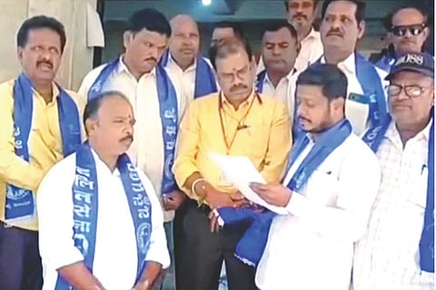 ಸಂಡೂರಿನಲ್ಲಿ ಪ್ರತ್ಯೇಕ ಆರ್‌ಒ ಕಚೇರಿಯನ್ನು ಆರಂಭಿಸಲು ಒತ್ತಾಯಿಸಿ ದಲಿತ ಸೇನಾ ತಾಲೂಕು ಅಧ್ಯಕ್ಷ ಎಚ್.ಮಲಿಯಪ್ಪ  ನೇತೃತ್ವದಲ್ಲಿ ತಾಲೂಕು ಕಚೇರಿ ಶಿರಸ್ತೇದಾರ್ ಕೆ.ಎಂ.ಶಿವಕುಮಾರ್‌ಗೆ ಶುಕ್ರವಾರ ಮನವಿ ಸಲ್ಲಿಸಲಾಯಿತು. ಪ್ರಮುಖರಾದ ಹನುಮಂತಪ್ಪ, ಹೊಸಳ್ಳಿ ತಾಯಪ್ಪ, ದೇವರ ಮನೆ ನಾಗಪ್ಪ, ಶಬ್ಬೀರ್ ಇತರರಿದ್ದರು. 
