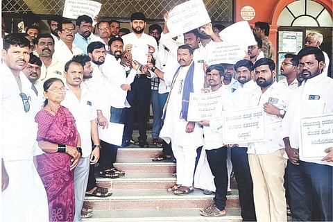 ಸಿಂಧನೂರಿನ ತಹಸೀಲ್ದಾರ್ ಅರುಣ್ ದೇಸಾಯಿಗೆ ಗುರುವಾರ ದಲಿತಪರ ಸಂಘಟನೆಗಳ ಒಕ್ಕೂಟ ಮನವಿ ಸಲ್ಲಿಸಿತು.ಪ್ರಮುಖರಾದ ಮೌನೇಶ ಜಾಲವಾಡಗಿ, ಹನುಮಂತಪ್ಪ ಗೋಮರ್ಸಿ, ಮರಿಯಪ್ಪ ಬಿಎಸ್‌ಪಿ, ನರಸಪ್ಪ ಕಟ್ಟಿಮನಿ, ಶಿವರಾಜ ಉಪ್ಪಲದೊಡ್ಡಿ ಇತರರಿದ್ದರು.