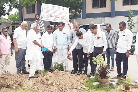 ಸಿಂಧನೂರಿನ ಕನಕದಾಸ ಕಲ್ಯಾಣ ಮಂಟಪದಲ್ಲಿ ರಾಯಚೂರು ಜಿಲ್ಲೆಯ ಸೌಹಾರ್ದ ಸಹಕಾರ ಸಂಘಗಳ ಅಧ್ಯಕ್ಷರು, ಉಪಾಧ್ಯಕ್ಷರು ಹಾಗೂ ನಿರ್ದೇಶಕರ ಸಂಪರ್ಕ ಸಭೆಯನ್ನು ಸೌಹಾರ್ದ ಸಂಯುಕ್ತ ಸಹಕಾರಿ ನಿಯಮಿತ ರಾಜ್ಯ ಘಟಕದ ಅಧ್ಯಕ್ಷ ಜಿ.ನಂಜನಗೌಡ ಉದ್ಘಾಟಿಸಿದರು. ಪ್ರಾಂತೀಯ ವ್ಯವಸ್ಥಾಪಕ ಸಂಜಯ್ ಕೊರಟಕರ, ನಿರ್ದೇಶಕ ಆರ್.ತಿಮ್ಮಯ್ಯ ಶೆಟ್ಟಿ, ಮಾಜಿ ಸಂಸದ ಕೆ.ವಿರೂಪಾಕ್ಷಪ್ಪ, ಆರ್‌ಡಿಸಿಸಿ ಬ್ಯಾಂಕ್ ನಿರ್ದೇಶಕ ಸೋಮನಗೌಡ ಬಾದರ್ಲಿ ಇತರರಿದ್ದರು.
