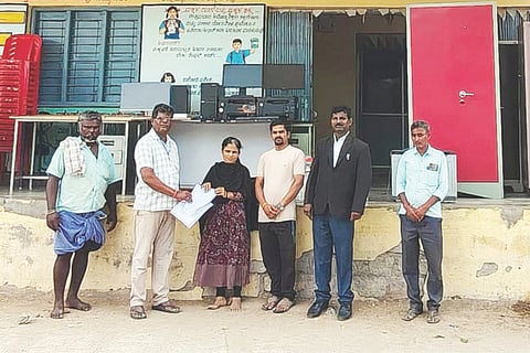 ನರೇಗಾ ಕೆಲಸದ ವೇಳೆ ಮೃತಪಟ್ಟಿದ್ದ ಕೂಲಿ ಕಾರ್ಮಿಕನ ಕುಟುಂಬಸ್ಥರಿಗೆ ಪರಿಹಾರ ನೀಡಲು ವಿಳಂಬ ಮಾಡಿದ್ದಕ್ಕಾಗಿ ನ್ಯಾಯಾಲಯದ ಆದೇಶದನ್ವಯ ಕೆ.ಬಸಾಪುರ ಗ್ರಾಪಂಯ ಉಪಕರಣಗಳನ್ನು ಜಪ್ತಿ ಮಾಡಲಾಯಿತು. ನ್ಯಾಯಾಲಯದ ಬೇಲಿಪ್ ಅಮರೇಗೌಡ, ವಕೀಲ ಹುಸೇನ್‌ಬಾಷಾ, ಮೃತನ ಪತ್ನಿ ರೇಖಾ ಇದ್ದರು.