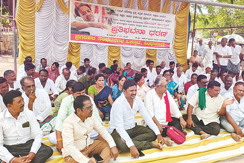 ಸಿಂಧನೂರಿನಲ್ಲಿ ಪ್ರಗತಿಪರ ಸಂಘಟನೆಗಳ ವತಿಯಿಂದ ಶುಕ್ರವಾರ ನಡೆದ ಪ್ರತಿಭಟನೆಯಲ್ಲಿ ಒಕ್ಕೂಟದ ಸಂಚಾಲಕ ಚಂದ್ರಶೇಖರ ಗೊರಬಾಳ, ಕರ್ನಾಟಕ ಪ್ರಾಂತ ಕೃಷಿ ಕೂಲಿಕಾರರ ಸಂಘದ ಮುಖಂಡ ಬಸವಂತರಾಯಗೌಡ, ಸಮುದಾಯದ ಮುಖಂಡ ಎಸ್. ದೇವೇಂದ್ರಗೌಡ, ಕರ್ನಾಟಕ ರಾಜ್ಯ ರೈತ ಸಂಘ ಹಾಗೂ ಹಸಿರು ಸೇನೆ ರಾಜ್ಯ ಮುಖಂಡ ಅಮೀನ್‌ಪಾಷಾ ದಿದ್ದಿಗಿ ಇದ್ದರು.