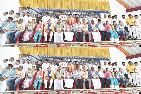 ಸಿಂಧನೂರಿನಲ್ಲಿ ವೀರಶೈವ ಲಿಂಗಾಯತ ನೌಕರರ ಕ್ಷೇಮಾಭಿವೃದ್ಧಿ ಸಂಘದಿಂದ ಪ್ರತಿಭಾವಂತ ವಿದ್ಯಾರ್ಥಿಗಳಿಗೆ ಪ್ರತಿಭಾ ಪುರಸ್ಕಾರ ನೀಡಿ ಸನ್ಮಾನಿಸಲಾಯಿತು. ತುರ್ವಿಹಾಳ ಪುರವರಮಠದ ಅಮರಗುಂಡಯ್ಯ ಶಿವಾಚಾರ್ಯರು, ಬಂಗಾರಿಕ್ಯಾಂಪ್ ಸದಾನಂದ ಸ್ವಾಮೀಜಿ, ಆರ್‌ಡಿಸಿಸಿ ಬ್ಯಾಂಕ್ ನಿರ್ದೇಶಕ ಸೋಮನಗೌಡ ಬಾದರ್ಲಿ, ಚಂದ್ರಶೇಖರ ಹಿರೇಮಠ, ಸರಸ್ವತಿ ಪಾಟೀಲ್ ಇತರರಿದ್ದರು.