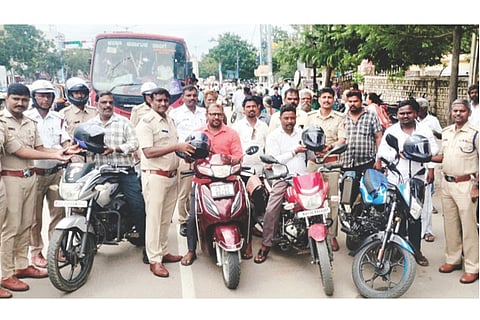 ಸಿಂಧನೂರಿನಲ್ಲಿ ಬೈಕ್ ಸವಾರರಿಗೆ ಪೊಲೀಸರು ಹೆಲ್ಮೆಟ್ ವಿತರಿಸಿ ಜಾಗೃತಿ ಮೂಡಿಸಿದರು. ಡಿವೈಎಸ್ಪಿ ಚಂದ್ರಶೇಖರ ಜಿ.ನಾಯಕ, ಶಹರ ಠಾಣೆಯ ಪಿಐ ವೀರಾರೆಡ್ಡಿ ಎಚ್., ಬಳಗಾನೂರು ಠಾಣೆಯ ಪಿಎಸ್‌ಐ ಯರಿಯಪ್ಪ ಅಂಗಡಿ ಇತರರಿದ್ದರು.