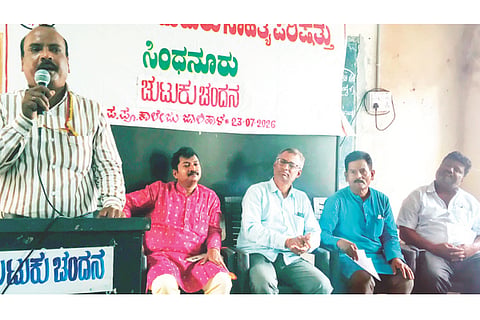 ಜಾಲಿಹಾಳ ಸರ್ಕಾರಿ ಪಪೂ ಕಾಲೇಜಿನಲ್ಲಿ ಚುಟುಕು ಸಾಹಿತ್ಯ ಪರಿಷತ್ ತಾಲೂಕು ಘಟಕದಿಂದ ಹಮ್ಮಿಕೊಂಡಿದ್ದ ಕಾಲೇಜಿಗೊಂದು ಚುಟುಕು ಚಂದನ ಕಾರ್ಯಕ್ರಮದಲ್ಲಿ ಜಿಲ್ಲಾ ದಲಿತ ಸಾಹಿತ್ಯ ಪರಿಷತ್ ಅಧ್ಯಕ್ಷ ಡಾ.ಹುಸೇನಪ್ಪ ಅಮರಾಪುರ ಮಾತನಾಡಿದರು. ಕಾಲೇಜು ಅಭಿವೃದ್ಧಿ ಸಮಿತಿ ಉಪಾಧ್ಯಕ್ಷ ಘನಮಠದಯ್ಯಸ್ವಾಮಿ, ಚುಸಾಪ ತಾಲೂಕು ಅಧ್ಯಕ್ಷ ಎಂ.ಭಾಸ್ಕರ್, ಜಿಲ್ಲಾ ಗೌರವಾಧ್ಯಕ್ಷ ಬೀರಪ್ಪ ಶಂಭೋಜಿ ಇತರರಿದ್ದರು.