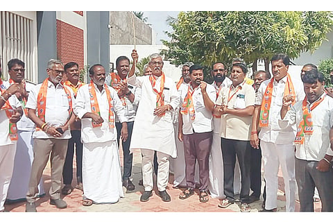 ಸಿಂಧನೂರಿನಲ್ಲಿ ಬಿಜೆಪಿಯಿಂದ ಹಮ್ಮಿಕೊಂಡಿದ್ದ ಮತದಾರರ ಪಟ್ಟಿ ವಿಶೇಷ ಸಮಗ್ರ ಪರಿಷ್ಕರಣೆಯ ಮನೆಮನೆಗೆ ಮಹಾಸಂಪರ್ಕ ಅಭಿಯಾನಕ್ಕೆ ಮಾಜಿ ಸಂಸದ ಕೆ.ವಿರೂಪಾಕ್ಷಪ್ಪ ಚಾಲನೆ ನೀಡಿದರು. ಬಿಜೆಪಿ ಮುಖಂಡ ಕೆ.ಕರಿಯಪ ್ಪ, ಪಿಕಾರ್ಡ್ ಬ್ಯಾಂಕ್ ಅಧ್ಯಕ್ಷ ಎಂ.ದೊಡ್ಡಬಸವರಾಜ, ಬಿಜೆಪಿ ನಗರ ಮಂಡಲದ ಅಧ್ಯಕ್ಷ ಸಿದ್ದರಾಮೇಶ ಮನ್ನಾಪುರ ಇತರರಿದ್ದರು.