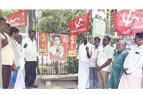 ಸಿಂಧನೂರಿನಲ್ಲಿ ಸಿಪಿಐ(ಎಂಎಲ್) ಸಂಸ್ಥಾಪಕ ಪ್ರಧಾನ ಕಾರ್ಯದರ್ಶಿಯಾಗಿದ್ದ ಕಾ.ಚಾರು ಮಜುಂದಾರ್ ಹುತಾತ್ಮ ದಿನ ಆಚರಿಸಲಾಯಿತು. ತಾಲೂಕು ಘಟಕದ ಬಸವರಾಜ ಬೆಳಗುರ್ಕಿ, ಪ್ರಬಸವರಾಜ ಕೊಂಡೆ, ರಾಘವೇಂದ್ರ ಉಪ್ಪಳ ಇತರರಿದ್ದರು.