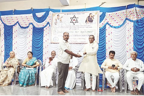 ಸಿಂಧನೂರಿನ ನೀಲಾಂಬಿಕಾ ಪ್ರಸಾದ ನಿಲಯದಲ್ಲಿ ವ್ಯಸನಮುಕ್ತ ಬದುಕಿಗಾಗಿ ವಚನ ಶ್ರವಣ 8ನೇ ದಿನದ ಕಾರ್ಯಕ್ರಮವನ್ನು ವಚನ ಪುಸ್ತಕ ನೀಡುವ ಮೂಲಕ ಗದಗಿನ ಶರಣತತ್ವ ಚಿಂತಕ ಅಶೋಕ ಬರಗುಂಡಿ ಉದ್ಘಾಟಿಸಿದರು. ಪ್ರಮುಖರಾದ ಡಾ.ರಾಜಶೇಖರ ನಾಡಿನಾಳ, ಬಸವಂತರಾಯಗೌಡ ದಿದ್ದಿಗಿ, ಗಂಗಮ್ಮ ಪಿ.ವೀರಭದ್ರಪ್ಪ, ಶರಣಬಸಪ್ಪ ಸಾಹುಕಾರ ಇದ್ದರು.