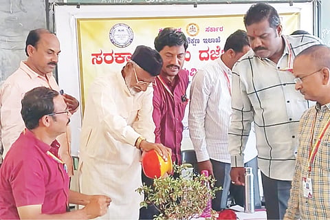 ತುರ್ವಿಹಾಳ ಸರ್ಕಾರಿ ಪ್ರಥಮ ದರ್ಜೆ ಕಾಲೇಜಿನಲ್ಲಿ ಅಭಿವಿನ್ಯಾಸ ಹೊಸ ದಿಗಂತ ಕಾರ್ಯಕ್ರಮವನ್ನು ಕಾಲೇಜು ಅಭಿವೃದ್ಧಿ ಸಮಿತಿಯ ಸದಸ್ಯ ಜಹೀರುದ್ದೀನ್ ಸಾಬ್ ಉದ್ಘಾಟಿಸಿದರು. ಪ್ರಾಂಶುಪಾಲ ಡಾ.ಕೆ.ಖಾದರ್‌ಬಾಷಾ, ಕಾಲೇಜು ಸಿಬ್ಬಂದಿ ಸಮಿತಿ ಕಾರ್ಯದರ್ಶಿ ಡಾ.ವೆಂಕಟರಮಣ ಇತರರಿದ್ದರು.
