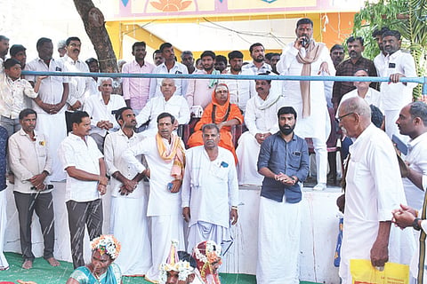 ಅರಳಹಳ್ಳಿಯಲ್ಲಿ ಶ್ರೀ ರಾಮಲಿಂಗೇಶ್ವರ ಜಾತ್ರೋತ್ಸವ ಹಾಗೂ ಶಿವಶರಣೆ ಹೇಮರೆಡ್ಡಿ ಮಲ್ಲಮ್ಮನ 75ನೇ ವರ್ಷದ ಪುರಾಣ ಮಹಾಮಂಗಲ ಹಾಗೂ ಸಾಮೂಹಿಕ ವಿವಾಹ ಕಾರ್ಯಕ್ರಮದಲ್ಲಿ ಶಾಸಕ ಆರ್.ಬಸನಗೌಡ ತುರ್ವಿಹಾಳ ಮಾತನಾಡಿದರು. ಸೋಮನಾಥ ಶಿವಾಚಾರ್ಯರು,  ಕೃಷ್ಣಾನಂದ ಶರಣರು, ಅಮರೇಗೌಡ ವಿರೂಪಾಪುರ, ನಲ್ಲಾ ವೆಂಕಟೇಶ್ವರರಾವ್, ಪಂಪಾಪತಿಸ್ವಾಮಿ ಇದ್ದರು.