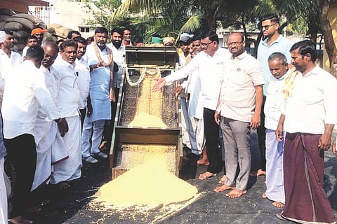 ಉಮಲೂಟಿ ಗ್ರಾಮದಲ್ಲಿ ಸೋಮವಾರ ಜೋಳ ಖರೀದಿ ಕೇಂದ್ರಕ್ಕೆ ಶಾಸಕ ಆರ್.ಬಸನಗೌಡ ತುರ್ವಿಹಾಳ ಚಾಲನೆ ನೀಡಿದರು. ವಿವಿಧೋದ್ದೇಶ ಪ್ರಾಗ್ರಾಕೃಸ ಸಂಘದ ಅಧ್ಯಕ್ಷ ವಿಶ್ವನಾಥ, ಉಪಾಧ್ಯಕ್ಷ ರಾಮಚಂದ್ರಪ್ಪ, ಶರಣಯ್ಯಸ್ವಾಮಿ ಕಲ್ಮಂಗಿ, ಸಿದ್ದಪ್ಪ ಇತರರಿದ್ದರು.