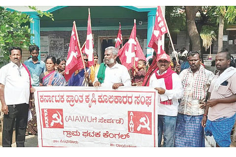 ಸಾಲಗುಂದ ಗ್ರಾಪಂ ಮುಂದೆ ಕರ್ನಾಟಕ ಕೃಷಿ ಕೂಲಿಕಾರರು ಮತ್ತು ಗ್ರಾಮೀಣ ಕಾರ್ಮಿಕರ ಸಂಘದಿಂದ ಪ್ರತಿಭಟನೆ ನಡೆಸಲಾಯಿತು. ಸಂಘದ ತಾಲೂಕು ಘಟಕದ ಕಾರ್ಯದರ್ಶಿ ಅಪ್ಪಣ್ಣ ಕಾಂಬಳೆ, ಕೆಂಗಲ್ ಗ್ರಾಮ ಘಟಕದ ಶಂಕ್ರಪ್ಪ್ಪ, ಪ್ರಮುಖರಾದ ಹುಸೇನಪ್ಪ ದಢೇಸುಗೂರು, ಮೌಲಪ್ಪ ಕೆಂಗಲ್, ಹಂಪಮ್ಮ, ರೇಣುಕಮ್ಮ ಇತರರಿದ್ದರು.