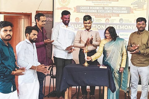 ನಂದಿಹಳ್ಳಿ ಸ್ನಾತಕೋತ್ತರ ಕೇಂದ್ರದಲ್ಲಿ ಆಯೋಜಿಸಿದ್ದ ವಿಶೇಷ ಕೌಶಲಾಧಾರಿತ ಸರಣಿ ಕಾರ್ಯಾಗಾರಗಳ ಉದ್ಘಾಟನಾ ಕಾರ್ಯಕ್ರಮಕ್ಕೆ ಸಮಾಜ ಕಾರ್ಯ ಅಧ್ಯಯನ ವಿಭಾಗದ ಮುಖ್ಯಸ್ಥೆ ಡಾ.ಕೆ.ಜಿ.ಸುಮಾ ಚಾಲನೆ ನೀಡಿದರು. ಕೇಂದ್ರದ ಪ್ರಭಾರ ನಿರ್ದೇಶಕ ಡಾ.ವಿ.ಚೌಡಪ್ಪ, ಸಂಯೋಜಕ ಲಕ್ಷ್ಮಣ ತೋಳಿ, ಉಪನ್ಯಾಸಕರಾದ ಡಾ.ಜಿ.ಹನುಮಂತಪ್ಪ, ಡಾ.ಎಸ್.ಹೊನ್ನೂರಪ್ಪ ಇತರರಿದ್ದರು. 