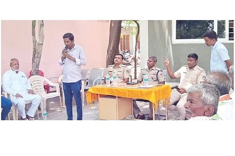 ಸಿಂಧನೂರಿನ ಶಹರ ಪೊಲೀಸ್ ಠಾಣೆಯಲ್ಲಿ ಹಮ್ಮಿಕೊಂಡಿದ್ದ ಹಿರಿಯ ನಾಗರಿಕರ ಸಭೆಯಲ್ಲಿ ಕಾರುಣ್ಯ ಆಶ್ರಮದ ಕಾರ್ಯಾಧ್ಯಕ್ಷ ಚನ್ನಬಸಯ್ಯಸ್ವಾಮಿ ಹಿರೇಮಠ ಮಾತನಾಡಿದರು. ಡಿವೈಎಸ್ಪಿ ಚಂದ್ರಶೇಖರ, ಸಿಪಿಐ ವಿನಾಯಕ, ಪಿಐ ವೀರಾರೆಡ್ಡಿ ಎಚ್. ಇತರರಿದ್ದರು.