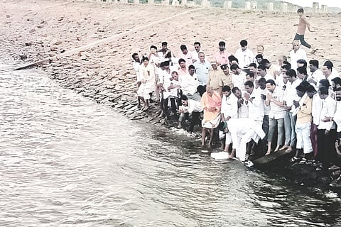 ಕಿಲ್ಲಾರಹಟ್ಟಿ ಬಳಿ ಕನಕನಾಲಾ ಜಲಾಶಯಕ್ಕೆ ಶಾಸಕ ಬಸನಗೌಡ ತುರ್ವಿಹಾಳ ಬಾಗಿನ ಅರ್ಪಿಸಿದರು. ಮಸ್ಕಿ ತಹಸೀಲ್ದಾರ್ ಮಂಜುನಾಥ ಭೋಗಾವತಿ, ತುರ್ವಿಹಾಳ ಪಪಂ ಅಧ್ಯಕ್ಷ ಬಾಪುಗೌಡ, ಎಪಿಎಂಸಿ ಸಿದ್ಧನಗೌಡ ಮಾಟೂರ, ಗ್ಯಾರಂಟಿ ಸಮಿತಿ ತಾಲೂಕು ಅಧ್ಯಕ್ಷ ಶೇಖ್ ಮಹೆಬೂಬಸಾಬ್, ಮಸ್ಕಿ ನಗರಾಭಿವೃದ್ಧಿ ಪ್ರಾಧಿಕಾರದ ಮಾಜಿ ಅಧ್ಯಕ್ಷ ಆರ್.ಸಿದ್ದನಗೌಡ ತುರ್ವಿಹಾಳ, ಆರ್.ಸತೀಶ ಇತರರಿದ್ದರು.