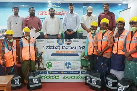 ಸಿಂಧನೂರಿನ ಸಭಾಂಗಣದಲ್ಲಿ ನಮಸ್ತೆ ದಿನಾಚರಣೆ ನಿಮಿತ್ತ ಚಿಂದಿ ಆಯುವವರಿಗೆ ಸಮಸ್ತೆ ಯೋಜನೆಯಡಿ ಸುರಕ್ಷಾ ಕಿಟ್‌ಗಳನ್ನು ಪೌರಾಯುಕ್ತ ಪಾಂಡುರಂಗ ಇಟಗಿ ವಿತರಣೆ ಮಾಡಿದರು. ಪರಿಸರ ಇಂಜಿನಿಯರ್ ಚೇತನಕುಮಾರ, ಆರೋಗ್ಯ ನಿರೀಕ್ಷಕರಾದ ಕಿಶನ್‌ರಾವ್, ಲಿಂಗರಾಜ ಇದ್ದರು. 