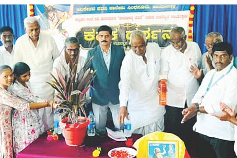 ಸಿಂಧನೂರಿನಲ್ಲಿ ಹಮ್ಮಿಕೊಂಡಿದ್ದ ಸಂತ ಕವಿ ಕನಕದಾಸರ ಜೀವನ ದರ್ಶನ ಮತ್ತು ರಾಮಧಾನ್ಯ ಚರಿತೆ ವಿಶೇಷ ಉಪನ್ಯಾಸ ಕಾರ್ಯಕ್ರಮವನ್ನು ಕಾಗಿನೆಲೆ ಅಭಿವೃದ್ಧಿ ಪ್ರಾಧಿಕಾರದ ಆಯುಕ್ತ ಮುಕ್ಕಣ್ಣ ಕರಿಗಾರ ಉದ್ಘಾಟಿಸಿದರು. ಜಮಾಅತೆ ಇಸ್ಲಾಮಿ ಹಿಂದ್ ತಾಲೂಕು ಅಧ್ಯಕ್ಷ ಟಿ.ಹುಸೇನಸಾಬ್, ಬಸವಕೇಂದ್ರದ ಅಧ್ಯಕ್ಷ ಕರೇಗೌಡ ಕುರುಕುಂದಿ, ನಿವೃತ್ತ ಶಿಕ್ಷಣಾಧಿಕಾರಿ ಎಚ್.ಜಿ.ಹಂಪಣ್ಣ ಇತರರಿದ್ದರು.