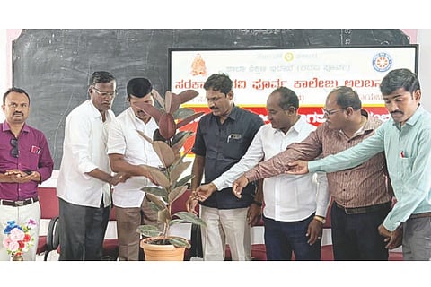 ಅಲಬನೂರು ಸರ್ಕಾರಿ ಪಪೂ ಕಾಲೇಜಿನಲ್ಲಿ ಹಮ್ಮಿಕೊಂಡಿದ್ದ ಪ್ರಥಮ ಪಿಯುಸಿ ವಿದ್ಯಾರ್ಥಿಗಳ ಸ್ವಾಗತ ಸಮಾರಂಭ ಹಾಗೂ ಎನ್ನೆಸ್ಸೆಸ್ ಚಟುವಟಿಕೆಗಳ ಉದ್ಘಾಟನಾ ಕಾರ್ಯಕ್ರಮವನ್ನು ಪ್ರಾಚಾರ್ಯ ಡಾ. ಎಸ್.ಶಿವರಾಜ ಉದ್ಘಾಟಿಸಿದರು. ಉಪನ್ಯಾಸಕರಾದ ಕೆ. ಮೆಹಬೂಬ್ ರೌಡಕುಂದ, ಪಂಪಾಪತಿ ಕಲ್ಮಂಗಿ, ಮೌನೇಶ ಬಳಗನೂರು, ಶಂಕರಗೌಡ ಬೂತಲದಿನ್ನಿ ಇದ್ದರು.