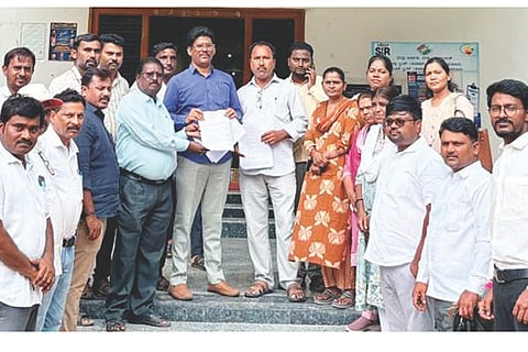 ಸಿಂಧನೂರಿನಲ್ಲಿ ರಾಜ್ಯ ಪಂಚಾಯತ್‌ರಾಜ್ ಅಭಿವೃದ್ಧಿ ಅಧಿಕಾರಿಗಳ ಕ್ಷೇಮಾಭಿವೃದ್ಧಿ ಸಂಘ ತಾಲೂಕು ಘಟಕದಿಂದ ತಾಪಂ ಎಡಿ ವೆಂಕಪ್ಪ ಕುರುಕುಂದಗೆ ಮನವಿ ಸಲ್ಲಿಸಲಾಯಿತು. ಪಿಡಿಒಗಳಾದ ಸಿ.ಎಚ್.ಮುದುಕಪ್ಪ, ಎನ್.ಬಸವರಾಜ, ವೀರಭದ್ರಪ್ಪ, ಬಿ.ಸರಸ್ವತಿ, ಪೂರ್ಣಿಮಾ, ಸಿದ್ದಮ್ಮ, ಈಶಪ್ಪ, ಜಲಾಲೆಪ್ಪ, ದೊಡ್ಡ ನಿಂಗಪ್ಪ, ಹುಚ್ಚಪ್ಪ, ಮಹಾಂತೇಶ ಇದ್ದರು.