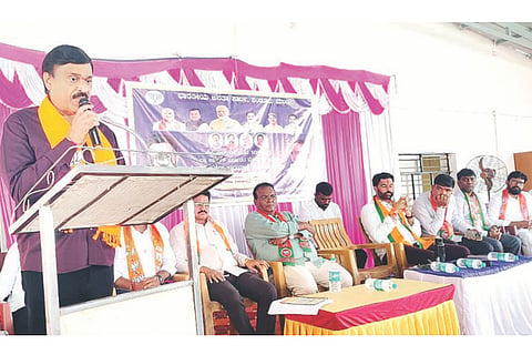 ಸಂಡೂರು ಬಿಜೆಪಿ ಕಚೇರಿಯಲ್ಲಿ ನಡೆದ ಬಳ್ಳಾರಿ ಚಲೋ ಪಾದಯಾತ್ರೆಯ ಸಂಘಟನಾ ಸಭೆಯಲ್ಲಿ ಶಾಸಕ ಗಾಲಿ ಜನಾರ್ದನರೆಡ್ಡಿ ಮಾತನಾಡಿದರು. ಬಿಜೆಪಿ ರಾಜ್ಯ ಎಸ್ಟಿ ಘಟಕದ ಅಧ್ಯಕ್ಷ ಬಂಗಾರು ಹನುಮಂತ, ಜಿಲ್ಲಾ ಉಪಾಧ್ಯಕ್ಷ ಜಿ.ಟಿ.ಪಂಪಾಪತಿ, ಸಂಡೂರು ತಾಲೂಕು ಅಧ್ಯಕ್ಷ ಬಿ.ಅಶೋಕಕುಮಾರ್ ಇತರರಿದ್ದರು.