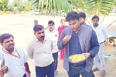 ಸಿಂಧನೂರು ತಾಲೂಕಿನ ಸಾಲಗುಂದ ಪ್ರೌಢಶಾಲೆಯಲ್ಲಿ ಜಿಪಂ ಸಿಇಒ ಈಶ್ವರ ಕುಮಾರ ಕಾಂದೂ ಬಿಸಿಯೂಟ ಪರಿಶೀಲಿಸಿದರು. ತಾಪಂ ಇಒ ಚಂದ್ರಶೇಖರ, ಬಿಇಪ ಚಾಗಪ್ಪ ಇತರರಿದ್ದರು.