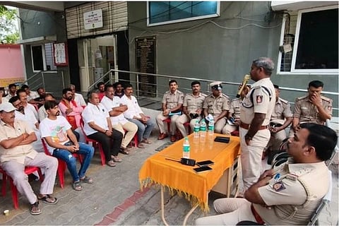 ಸಿಂಧನೂರು ಶಹರ ಠಾಣೆಯಲ್ಲಿ ಬಕ್ರೀದ್ ಅಂಗವಾಗಿ ಭಾನುವಾರ ಹಮ್ಮಿಕೊಂಡಿದ್ದ ಶಾಂತಿ ಸಭೆಯಲ್ಲಿ ಡಿವೈಎಸ್‌ಪಿ ಚಂದ್ರಶೇಖರ ಜಿ.ನಾಯಕ ಮಾತನಾಡಿದರು. ವಕೀಲರ ಸಂಘದ ತಾಲೂಕು ಘಟಕದ ಮಾಜಿ ಅಧ್ಯಕ್ಷ ಎನ್. ರಾಮನಗೌಡ, ಜಾತಿ ನಿರ್ಮೂಲನಾ ಚಳವಳಿಯ ಸಂಸ್ಥಾಪಕ ಎಚ್.ಎನ್.ಬಡಿಗೇರ್, ಮುಖಂಡರಾದ ವೀರೇಶ ಯಡಿಯೂರಮಠ, ರವಿ ಹಿರೇಮಠ ಇತರರಿದ್ದರು.