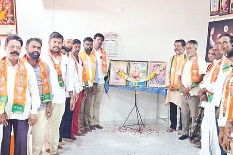 ಪಂಚ ರಾಜ್ಯಗಳ ಚುನಾವಣೆಯಲ್ಲಿ ಮೂರು ರಾಜ್ಯಗಳಲ್ಲಿ ಬಿಜೆಪಿ ಜಯ ಗಳಿಸಿದ್ದರಿಂದ ಸಿಂಧನೂರಿನ ಬಿಜೆಪಿ ಕಾರ್ಯಾಲಯದಲ್ಲಿ ಮಂಗಳವಾರ ಕಾರ್ಯಕರ್ತರು ಸಿಹಿ ಹಂಚಿ ಸಂಭ್ರಮಾಚರಣೆ ಮಾಡಿದರು. ಪ್ರಮುಖರಾದ ಚಾಂದ್ ಪಾಷಾ, ಶಿವು ಕುರಕುಂದಿ, ರಮೇಶ್, ರಾಜು ಅಡವಿಬಾವಿ, ಮುತ್ತು ಬರ್ಸಿ, ಸೋಮನಾಥ ಕಲ್ಲೂರು ಇತರರಿದ್ದರು. 