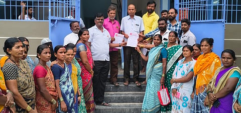 ಸಿಂಧನೂರಿನಲ್ಲಿ ಪರಿಶಿಷ್ಟ ವರ್ಗಗಳ ಕಲ್ಯಾಣ ಅಧಿಕಾರಿಗೆ ರಾಜ್ಯ ವಸತಿ ನಿಲಯಗಳ ಕಾರ್ಮಿಕರ ಸಂಘದಿಂದ ಮನವಿ ಸಲ್ಲಿಸಲಾಯಿತು.