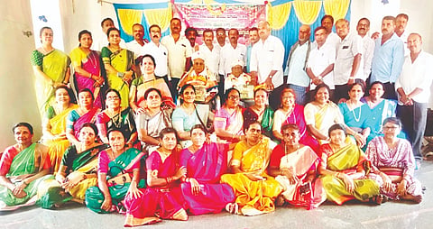 ನುಗ್ಗೇಹಳ್ಳಿ ಸರ್ಕಾರಿ ಪದವಿ ಪೂರ್ವ ಕಾಲೇಜಿನಲ್ಲಿ ಆಯೋಜಿಸಿದ್ದ ಗುರುವಂದನೆ ಮತ್ತು ಸ್ನೇಹ ಸಮ್ಮಿಲನ ಕಾರ್ಯಕ್ರಮದಲ್ಲಿ ನಿವೃತ್ತ ಉಪನ್ಯಾಸಕ ಕೆ. ನಂಜುಂಡಸ್ವಾಮಿ ಹಾಗೂ ನಿವೃತ್ತ ಶಿಕ್ಷಕ ಸಿ.ಜಿ. ರಾಮೇಗೌಡ ಅವರನ್ನು ವಿದ್ಯಾರ್ಥಿಗಳು ಅಭಿನಂದಿಸಿದರು. ಕೃಪಾ ಶಂಕರ್, ಗಂಗಾಧರ್, ಪ್ರೇಮ್ ಕುಮಾರಿ, ಮಂಜುಳಾ, ಸಂಧ್ಯಾ ಇತರರಿದ್ದರು.