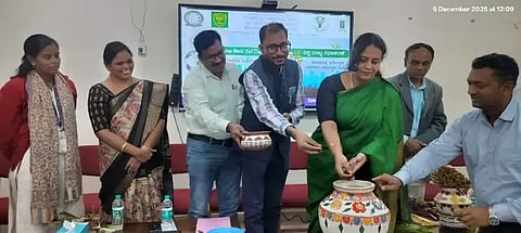 ಕೋಲಾರ ತೋಟಗಾರಿಕಾ ಮಹಾವಿದ್ಯಾಯದ ಐಸಿಎಆರ್​- ಕೃಷಿ ವಿಜ್ಞಾನ ಕೇಂದ್ರದಲ್ಲಿ ಆರೋಗ್ಯಕರ ನಗರಗಳಿಗಾಗಿ ಆರೋಗ್ಯಕರ ಮಣ್ಣು ಘೋಷ್ಯವಾಕ್ಯದಡಿ ಹಮ್ಮಿಕೊಂಡಿದ್ದ ಶುಕ್ರವಾರ ಹಮ್ಮಿಕೊಂಡಿದ್ದ ವಿಶ್ವ ಮಣ್ಣು ದಿನಾಚರಣೆ- ಕೃಷಿ ಇಲಾಖೆ ಜಂಟಿ ನಿರ್ದೇಶಕಿ  ಜಾವೀದಾ ನಸೀಮಾ ಖಾನಂ ಉದ್ಘಾಟಿಸಿದರು. ಡಾ.ವಿ.ನಾಚೇಗೌಡ, ಡಾ.ಸ್ವಾತಿ, ಡಾ.ರಾಘವೇಂದ್ರ ಕೆ.ಮೆಸ್ತಾ  ಇದ್ದರು.