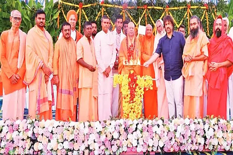 ಸೊರಬ ತಾಲೂಕಿನ ಕ್ಯಾಸನೂರು ಖೇಚರಯೋಗಿ ಗುರುಬಸವದೇವರ ಸಂಸ್ಥಾನ ಮಠದಲ್ಲಿ ಆಯೋಜಿಸಿದ್ದ ಗುರುಬಸವ ಸ್ವಾಮಿಗಳ ಕರ್ತೃಗದ್ದುಗೆ ಅಡಿಗಲ್ಲು ಸಮಾರಂಭದಲ್ಲಿ ಶ್ರೀಶೈಲ ಚನ್ನಸಿದ್ಧರಾಮ ಪಂಡಿತಾರಾಧ್ಯ ಶಿವಾಚಾರ್ಯ ಸ್ವಾಮೀಜಿ, ಮಹಾಂತ ಶ್ರೀಗಳು, ಶ್ರೀ ಸಂಗಮೇಶ್ವರ ಶಿವಾಚಾರ್ಯರು, ಘನಬಸವ ಅಮರೇಶ್ವರ ಶ್ರೀಗಳು ಮತ್ತಿತರರು ಇದ್ದರು.