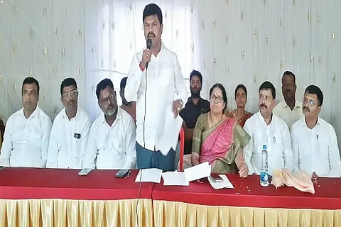 ಸೊರಬ ತಾಲೂಕಿನ ಚಂದ್ರಗುತ್ತಿ ಗ್ರಾಮದಲಿ ವಿವಿಧ ಕಾಮಗಾರಿಗಳ ಶಂಕುಸ್ಥಾಪನೆ ಕಾರ್ಯಕ್ರಮದಲ್ಲಿ ಸಂಸದ ಬಿ.ವೈ.ರಾಘವೇಂದ್ರ  ಮಾತನಾಡಿದರು. ಭಾರತಿ ಶೆಟ್ಟಿ, ರಾಜು ತಲ್ಲೂರು, ರಾಜು, ಶಿವಕುಮಾರ್ ಇತರರಿದ್ದರು.
