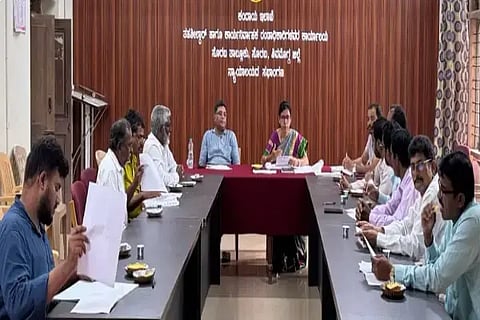 ಸೊರಬ ತಾಲೂಕು ಕಚೇರಿ ಸಭಾಂಗಣದಲ್ಲಿ ಮತದಾರರ ಕರಡು ಪಟ್ಟಿ ಬಿಡುಗಡೆ ಸಭೆಯಲ್ಲಿ ಕೆ.ಪುರಂದರ, ಕೆ.ಆರ್.ಸುಜಾತಾ, ವೈ.ಎಸ್.ದೀಪಕ್ ಇತರರಿದ್ದರು.