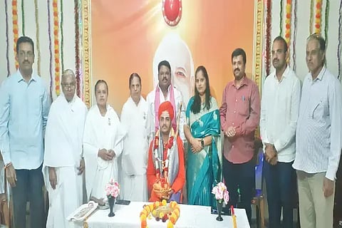 ಸೊರಬ ಬ್ರಹ್ಮಕುಮಾರಿ ಆಶ್ರಮದಲ್ಲಿ ಹಮ್ಮಿಕೊಂಡಿದ್ದ ಗುರು ಪೂರ್ಣಿಮೆ ಕಾರ್ಯಕ್ರಮದಲ್ಲಿ ಜಡೆ ಮಠದ ಶ್ರೀ ಸಿದ್ಧವೃಷಭೇಂದ್ರ ಸ್ವಾಮೀಜಿ ಅವರನ್ನು ಗೌರವಿಸಲಾಯಿತು. ಸುಜಾತಕ್ಕ, ವೀಣಕ್ಕ, ಡಿ.ಶಂಕರ ಶೇಟ್, ಇ.ಎಚ್.ಮಾಲತೇಶ್, ನಾಗರಾಜ್ ಗುತ್ತಿ ಇತರರಿದ್ದರು.