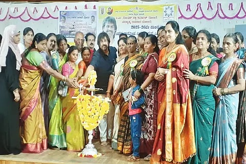 ಸೊರಬದಲ್ಲಿ ವಿದ್ಯಾರ್ಥಿ ನಿಲಯ ಕಾಮಗಾರಿಗೆ ಭೂಮಿ ಪೂಜೆ, ಅಕ್ಷರ ದಾಸೋಹ ನಿವೃತ್ತ ಅಡುಗೆ ಸಹಾಯಕರಿಗೆ ಇಡುಗಂಟು ವಿತರಣೆ ಕಾರ್ಯಕ್ರಮವನ್ನು ಶಿಕ್ಷಣ ಸಚಿವ ಮಧು ಬಂಗಾರಪ್ಪ ಉದ್ಘಾಟಿಸಿದರು. ಕೃಷ್ಣಮೂರ್ತಿ, ಪುರಂದರ,  ಶಶಿಧರ್, ಪುಷ್ಪಾ, ಶಶಿಕಲಾ ಇತರರಿದ್ದರು.