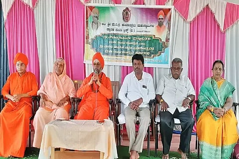 ಸೊರಬ ಮುರುಘಾ ಮಠದಲ್ಲಿ ಚೌಡೇಶ್ವರಿ ಮೂರ್ತಿ ಪ್ರತಿಷ್ಠಾಪನೆ, ಮಠದ ನೂತನ ಕಟ್ಟಡ ಪ್ರವೇಶೋತ್ಸವದ ವಾರ್ಷಿಕೋತ್ಸವ ಕಾರ್ಯಕ್ರಮದಲ್ಲಿ ಶ್ರೀ ಮಹಾಂತ ಸ್ವಾಮೀಜಿ ಮಾತನಾಡಿದರು. ಶ್ರೀ ಕುಮಾರ ಮಹಾಸ್ವಾಮೀಜಿ, ಡಿ.ಶಿವಯೋಗಿ, ರೇಖಾ ಜಗದೀಶ್, ಸಿ.ಪಿ.ಈರೇಶ ಗೌಡ ಇತರರಿದ್ದರು.