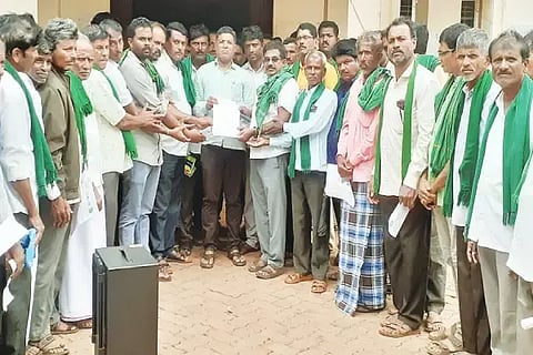 ವಿದ್ಯುತ್ ವಿತರಣೆ ಖಾಸಗೀಕರಣ ವಿರೋಧಿಸಿ ರೈತ ಸಂಘ, ಹಸಿರು ಸೇನೆ ಪದಾಧಿಕಾರಿಗಳು ಪ್ರತಿಭಟನೆ ನಡೆಸಿ ತಹಸೀಲ್ದಾರ್ ಕೆ.ಪುರಂದರ ಅವರಿಗೆ ಮನವಿ ಸಲ್ಲಿಸಿದರು. ಉಮೇಶ್ ಪಾಟೀಲ್, ಸುಭಾಷ್‌ಚಂದ್ರ, ಮಂಜುನಾಥ, ಯೋಗೇಶ್, ಮಹೇಶ್, ಹುಚ್ಚಪ್ಪ ಇತರರಿದ್ದರು.