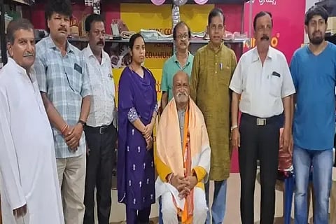 ಸೊರಬದಲ್ಲಿ ಶ್ರೀರಾಮ ಸೇನೆ ಸಂಸ್ಥಾಪಕ ಅಧ್ಯಕ್ಷ ಪ್ರಮೋದ್ ಮುತಾಲಿಕ್ ಅವರನ್ನು ವಿವಿಧ ಸಮಾಜದ ಗಣ್ಯರು ಸನ್ಮಾನಿದರು. ಪಾಣಿ ರಾಜಪ್ಪ, ಕೆ.ಪಿ.ಗುಡ್ಡಪ್ಪ,  ಸಂದೀಪ್, ಮಹೇಶ್ ಕಾಳೆ ಇತರರಿದ್ದರು.