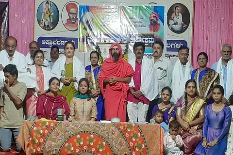 ಸೊರಬ ಪಟ್ಟಣದ ಕಾನುಕೇರಿ ಮಠದಲ್ಲಿ ಆಯೋಜಿಸಿದ್ದ ವಚನ ಶ್ರಾವಣ ಕಾರ್ಯಕ್ರಮದಲ್ಲಿ ದಾಸೋಹ ಸೇವೆ ಮಾಡಿದ ಭಕ್ತರನ್ನು ಶ್ರೀ ಘನಬಸವ ಅಮರೇಶ್ವರ ಶಿವಾಚಾರ್ಯರು ಸನ್ಮಾನಿಸಿದರು. ಡಾ. ಸೌಭಾಗ್ಯಾ, ಲಕ್ಷ್ಮೀ ಮುರಳೀಧರ, ಮಂಜುನಾಥ್,  ರೇಖಾ ಜಗದೀಶ್, ರೂಪಾ ಇತರರಿದ್ದರು.