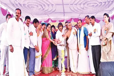 ಸೊರಬ ಶ್ರೀ ಲಕ್ಷ್ಮೀ ರಂಗನಾಥ ಸ್ವಾಮಿ ರಥ ಸಮರ್ಪಣೆಯ ವೇದಿಕೆ ಕಾರ್ಯಕ್ರಮವನ್ನು ಸಚಿವ ಮಧು ಬಂಗಾರಪ್ಪ ಉದ್ಘಾಟಿಸಿದರು. ಭಾರತಿ ಶೆಟ್ಟಿ, ಅನಿತಾ ಮಧು ಬಂಗಾರಪ್ಪ, ನಿಖಿಲ್, ಕೆ.ಪುರಂದರ, ನಾರಾಯಣ ಭಟ್ ಇತರರಿದ್ದರು.