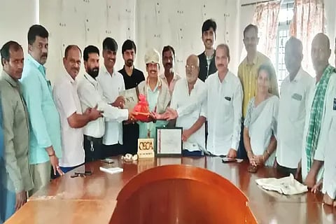 ಸೊರಬ ತಾಲೂಕಿನ ಹೆಚ್ಚೆ ಗ್ರಾಮದ ಹಸೆ ಚಿತ್ತಾರ ಕಲಾವಿದ ವಿಶ್ವನಾಥ್ ಜಿ. ಇಕ್ಕೇರಿ ಅವರನ್ನು ದೀವರ ಬಳಗದಿಂದ ಸನ್ಮಾನಿಸಲಾಯಿತು. ವೈ.ಜಿ.ಪುಟ್ಟಸ್ವಾಮಿ, ರಾಜಪ್ಪ ಮಾಸ್ತರ್, ಎಂ.ಡಿ.ಉಮೇಶ್, ನಾಗೇಶ್ ಇತರರಿದ್ದರು.
