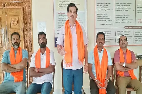 ಗೋಹತ್ಯೆ ತಡೆಯುವ ಸಂಬಂಧ ಸೊರಬ ಕಾನುಕೇರಿ ಮಠದಲ್ಲಿ ಹಿಂದೂ ಜಾಗರಣಾ ವೇದಿಕೆ ಆಯೋಜಿಸಿದ್ದ ಸಭೆಯಲ್ಲಿ ಮುಖಂಡ ಸಿ.ಪಿ.ಈರೇಶ್ ಗೌಡ ಮಾತನಾಡಿದರು. ಲೋಕೇಶ್, ರಂಗನಾಥ ಮೊಗವೀರ್, ನಾಗರಾಜ ಇತರರಿದ್ದರು.