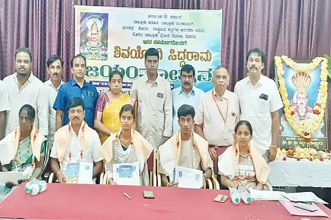 ಸೊರಬದಲ್ಲಿ ಹಮ್ಮಿಕೊಂಡಿದ್ದ ಶಿವಯೋಗಿ ಸಿದ್ದರಾಮ ಅವರ ಜಯಂತ್ಯುತ್ಸವದಲ್ಲಿ ಎಸ್‌ಎಸ್‌ಎಲ್‌ಸಿ ಹಾಗೂ ಪಿಯುಸಿಯಲ್ಲಿ ಅತಿ ಹೆಚ್ಚು ಅಂಕ ಪಡೆದ ಭೋವಿ ಸಮಾಜದ ವಿದ್ಯಾರ್ಥಿಗಳನ್ನು ಸನ್ಮಾನಿಸಲಾಯಿತು. ಸುರೇಶ್ ಹಾವಣ್ಣನವರ್, ಮಂಜುಳಾ ಹೆಗಡಾಳ್, ರವಿ ಕಲ್ಲಂಬಿ ಇತರರಿದ್ದರು.
