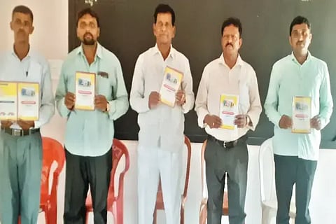ತಾಲೂಕಿನ ಹೊಸಬಾಳೆ ಗ್ರಾಮದ ಅನುದಾನಿತ ಶಕುಂತಲಾ ಪ್ರೌಢಶಾಲೆಯ ಬೆಳ್ಳಿಹಬ್ಬ ಆಚರಣೆಯ ಆಹ್ವಾನ ಪತ್ರಿಕೆ ಬಿಡುಗಡೆ ಮಾಡಲಾಯಿತು. ಕೆ.ಅಜ್ಜಪ್ಪ, ಎಚ್.ಎಸ್.ವೀರಭದ್ರಪ್ಪ, ಮಂಜಪ್ಪ ಇತರರಿದ್ದರು.