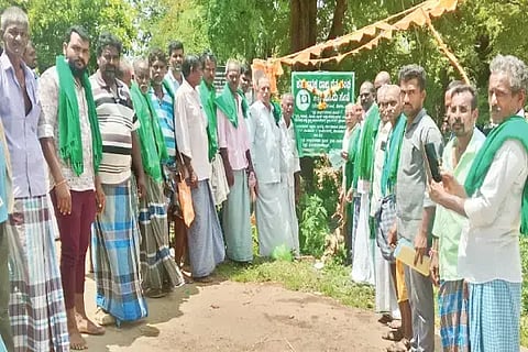 ಗಿಣಿವಾಲ ವಡ್ಡಿಗೇರೆ ಗ್ರಾಮದಲ್ಲಿ ರೈತ ಸಂಘ, ಹಸಿರು ಸೇನೆಯ ಗ್ರಾಮ ಘಟಕದ ನಾಮಫಲಕವನ್ನು ಗೌರವಾಧ್ಯಕ್ಷ ಕೆ.ಮಂಜುನಾಥ ಗೌಡ ಉದ್ಘಾಟಿಸಿದರು. ಬಸವಂತಪ್ಪ, ಪರಸಪ್ಪ, ಕಲ್ಲಪ್ಪ, ಭೀಮೇಶ್ ಇತರರಿದ್ದರು.