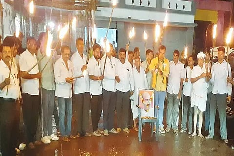 ಡಾ. ಶ್ಯಾಮಾಪ್ರಸಾದ್ ಮುಖರ್ಜಿ ಅವರ ಪುಣ್ಯಸ್ಮರಣೆ ಅಂಗವಾಗಿ ಸೊರಬದಲ್ಲಿ ಆಯೋಜಿಸಿದ್ದ ಪಂಜಿನ ಮೆರವಣಿಗೆಯಲ್ಲಿ ಡಾ. ಜ್ಞಾನೇಶ್, ಪ್ರಕಾಶ್ ಅಗಸನಹಳ್ಳಿ, ಪಾಣಿ ರಾಜಪ್ಪ, ಮೋಹನ್ ಇತರರಿದ್ದರು.