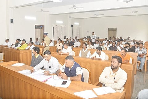 ಪರಿಶಿಷ್ಟ ಜಾತಿ ಮತ್ತು ಪರಿಶಿಷ್ಟ ಪಂಗಡ ಕುಂದುಕೊರತೆ ಸಭೆಯಲ್ಲಿ ಅಧಿಕಾರಿಗಳು, ಅಭಿವೃದ್ಧಿ ಸಮಿತಿ ಸದಸ್ಯರಿದ್ದರು.