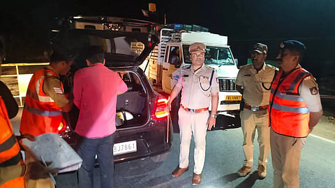 ಗುಂಡ್ಲುಪೇಟೆ ಕೇರಳ ರಸ್ತೆಯ ಮೂಲೆಹೊಳೆ ಚೆಕ್‌ಪೋಸ್ಟ್‌ಗೆ ಮುತ್ತುರಾಜ್ ಭೇಟಿ ನೀಡಿ ವಾಹನಗಳ ತಪಾಸಣೆ ವೀಕ್ಷಿಸಿದರು. ಸರ್ಕಲ್ ಇನ್ಸ್‌ಪೆಕ್ಟರ್ ಜಯಕುಮಾರ್ ಇತರರು ಇದ್ದರು.