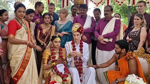  ದಾವಣಗೆರೆಯಲ್ಲಿನ ಮದುವೆ ಸಂಭ್ರಮದಲ್ಲಿ ಚಳ್ಳಕೆರೆಯ ಪೂಜಾ ನಾಗರಾಜ್- ನ್ಯೂಜಿಲ್ಯಾಂಡ್‌ನ ಕ್ಯಾಂಪ್‌ಬೆಲ್ ವಿಟ್‌ವರ್ಥ್ ಜತೆಗೆ ಬಂಧುಗಳು. 