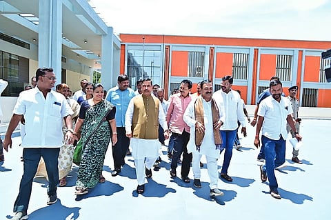 sports complex  ಹುಬ್ಬಳ್ಳಿಯಲ್ಲಿ ನಿರ್ಮಿಸಿದ ಸ್ಪೋರ್ಟ್ಸ್​ ಕಾಂಪ್ಲೆಕ್ಸ್​ ವೀಕ್ಷಣೆ ಮಾಡಿದ ಕೇಂದ್ರ ಸಚಿವ ಪ್ರಲ್ಹಾದ ಜೋಶಿ. ಶಾಸಕ ಮಹೇಶ ಟೆಂಗಿನಕಾಯಿ, ಮೇಯರ್​ ಜ್ಯೋತಿ ಪಾಟೀಲ, ಉಪಮೇಯರ್​ ಸಂತೋಷ ಚವ್ಹಾಣ, ಇತರರು ಇದ್ದರು.